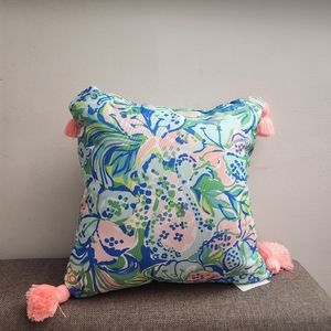 Lilly Pulitzer 16x16 throw pillow floral print with tassels. New without tags